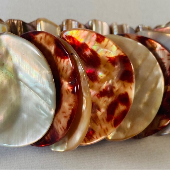 Two unique shell bracelets. - Picture 2 of 3